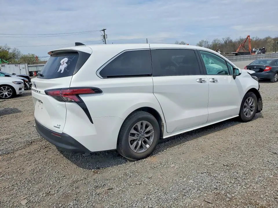 2022 TOYOTA SIENNA LE  