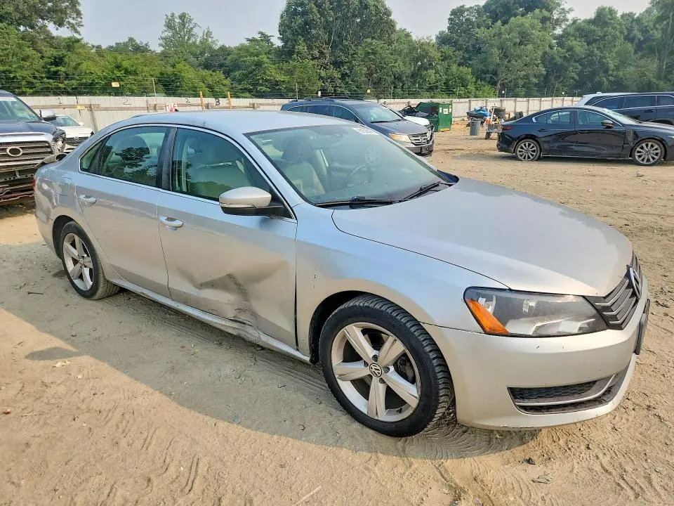 2013 VOLKSWAGEN PASSAT SE  