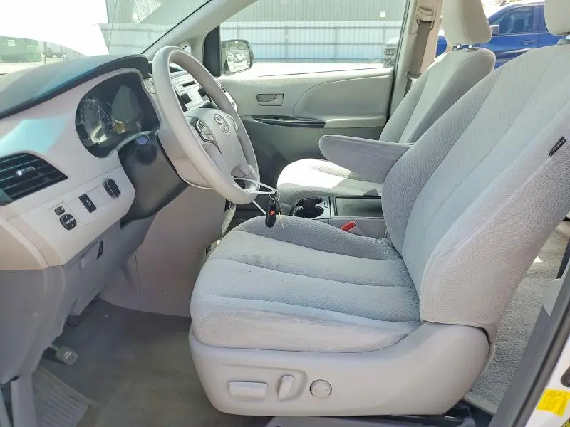 2013 TOYOTA SIENNA LE 8-PASSENGER  