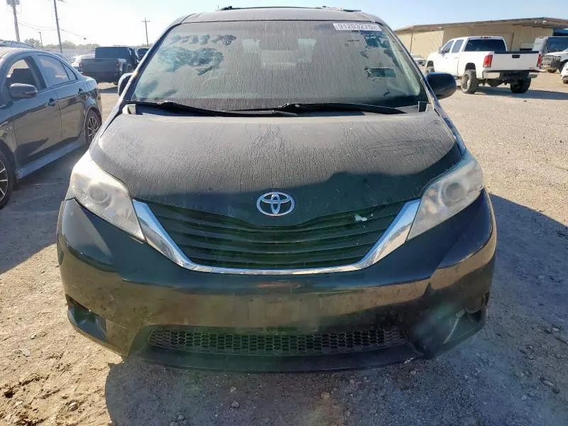 2017 TOYOTA SIENNA LE  