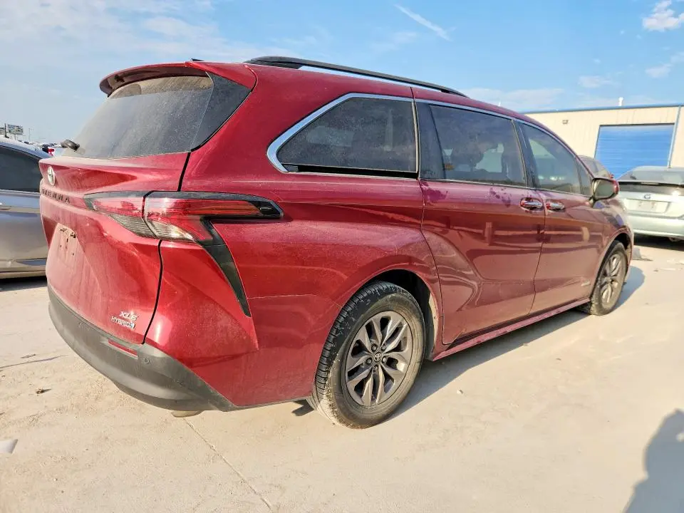 2021 TOYOTA SIENNA XLE  