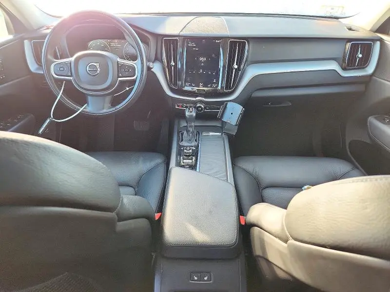 2020 VOLVO XC60 T5 MOMENTUM  