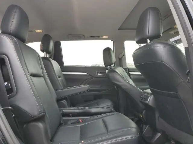 2018 TOYOTA HIGHLANDER SE
