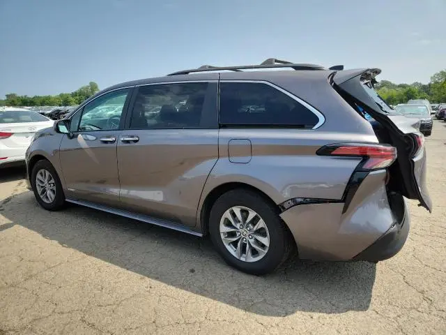 2021 TOYOTA SIENNA XLE  