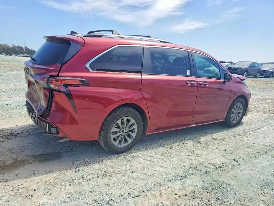 2022 TOYOTA SIENNA XLE 8-PASSENGER  