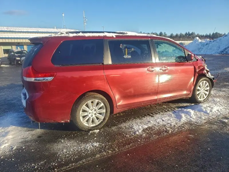 2013 TOYOTA SIENNA LE  