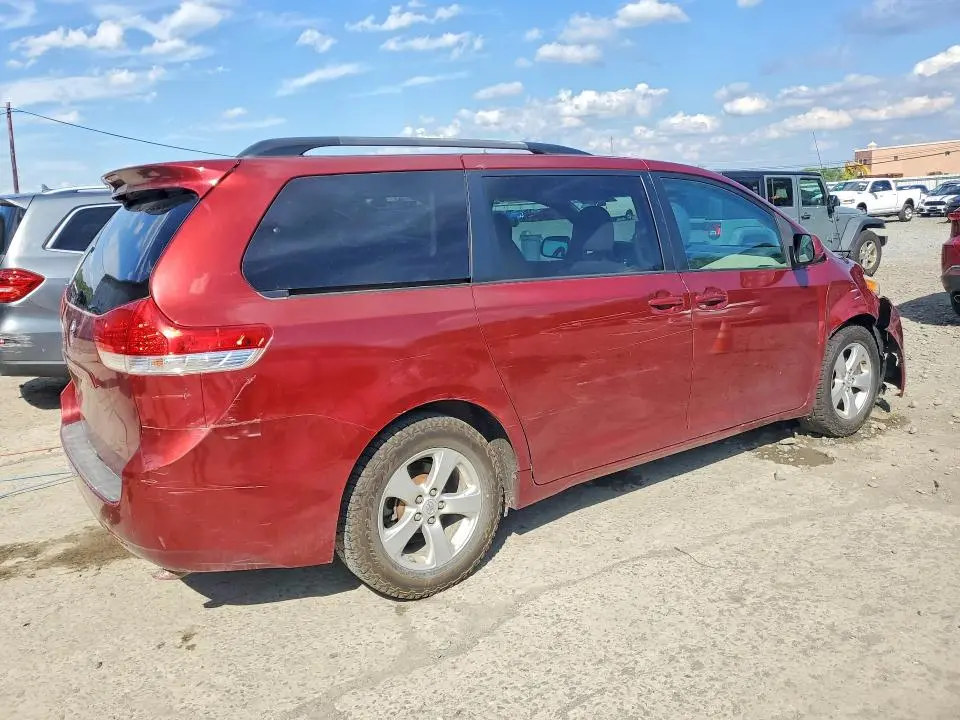 2014 TOYOTA SIENNA LE  