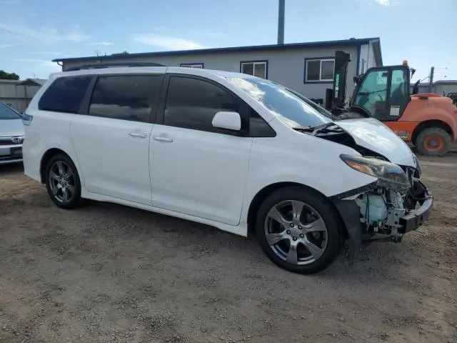 2017 TOYOTA SIENNA SE  