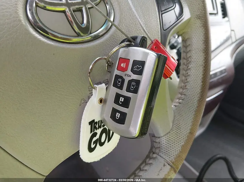 2014 TOYOTA SIENNA XLE V6 8 PASSENGER