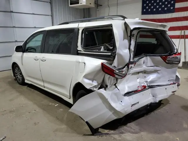 2019 TOYOTA SIENNA XLE  