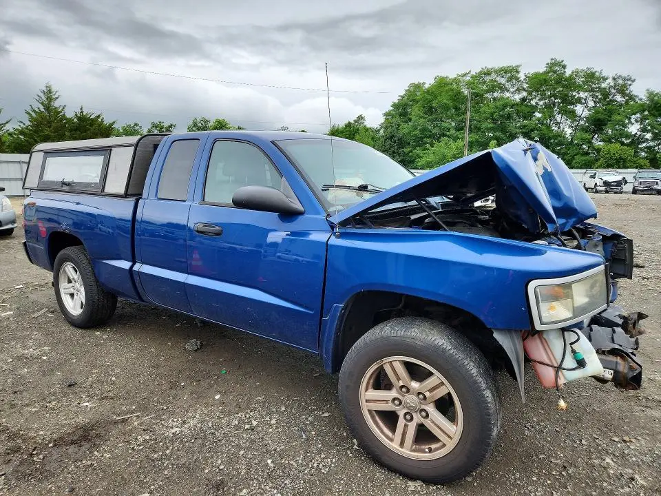2011 DODGE DAKOTA SLT  