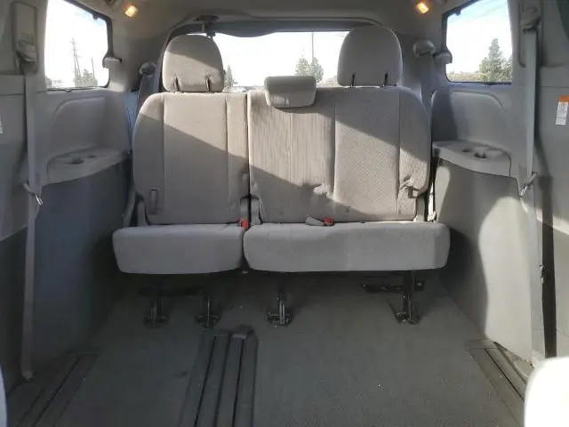 2017 TOYOTA SIENNA LE  