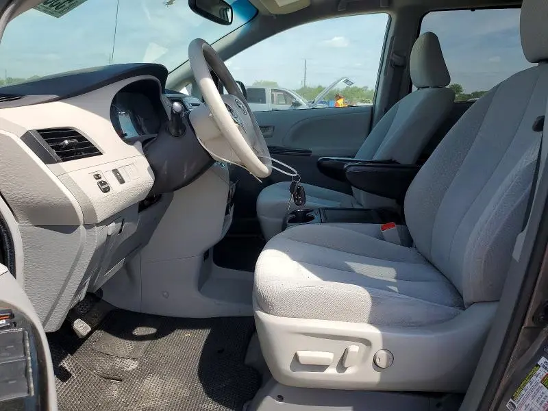 2014 TOYOTA SIENNA LE  