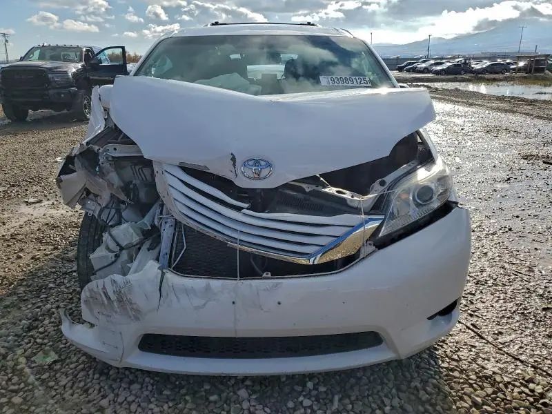 2015 TOYOTA SIENNA LE  