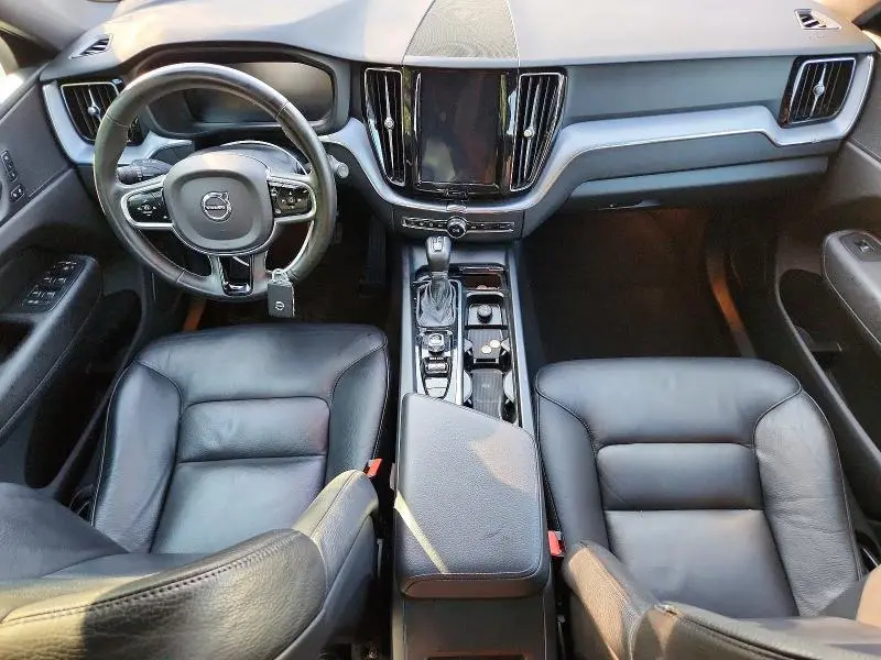 2020 VOLVO XC60 T6 MOMENTUM  
