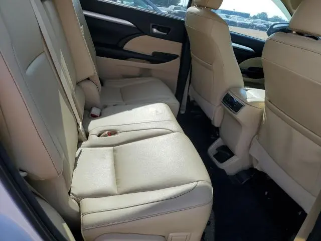 2018 TOYOTA HIGHLANDER SE  
