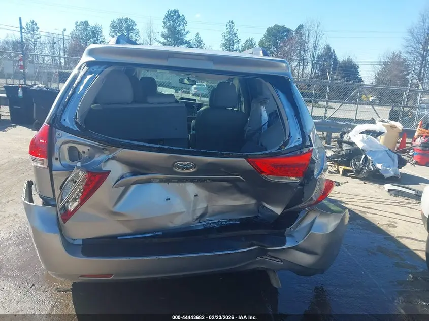 2013 TOYOTA SIENNA XLE V6 8 PASSENGER