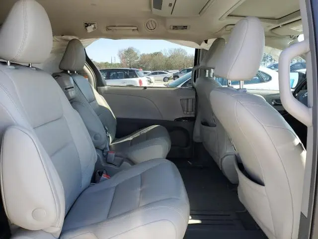 2019 TOYOTA SIENNA XLE