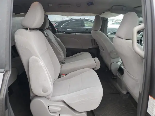 2017 TOYOTA SIENNA LE  