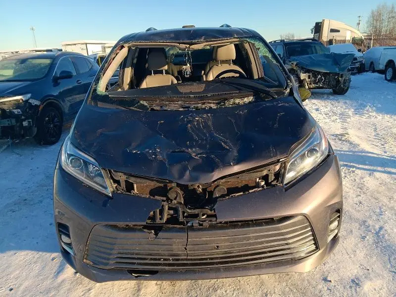 2020 TOYOTA SIENNA XLE  