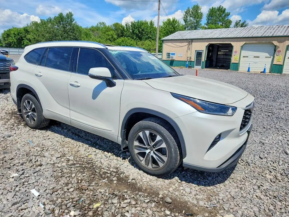 2021 TOYOTA HIGHLANDER XLE  