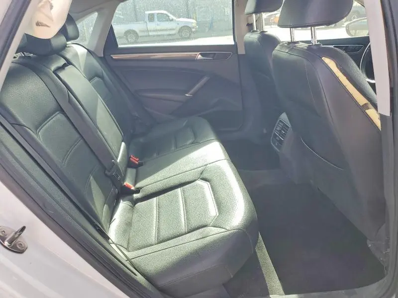 2018 VOLKSWAGEN PASSAT SE  