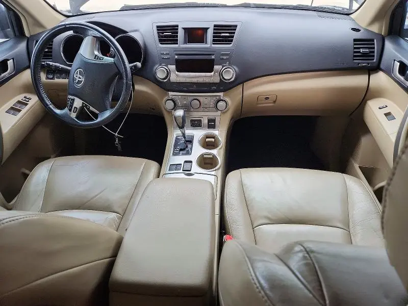 2011 TOYOTA HIGHLANDER SE  