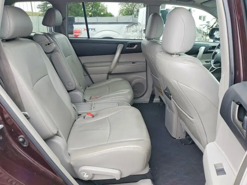 2013 TOYOTA HIGHLANDER SE  