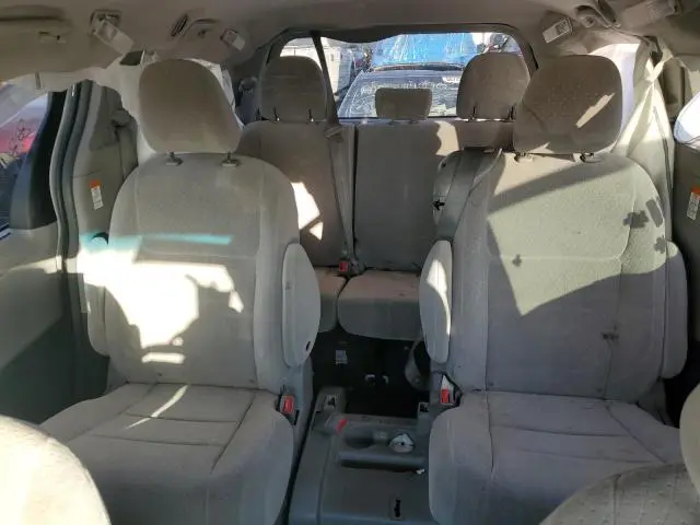 2017 TOYOTA SIENNA LE  