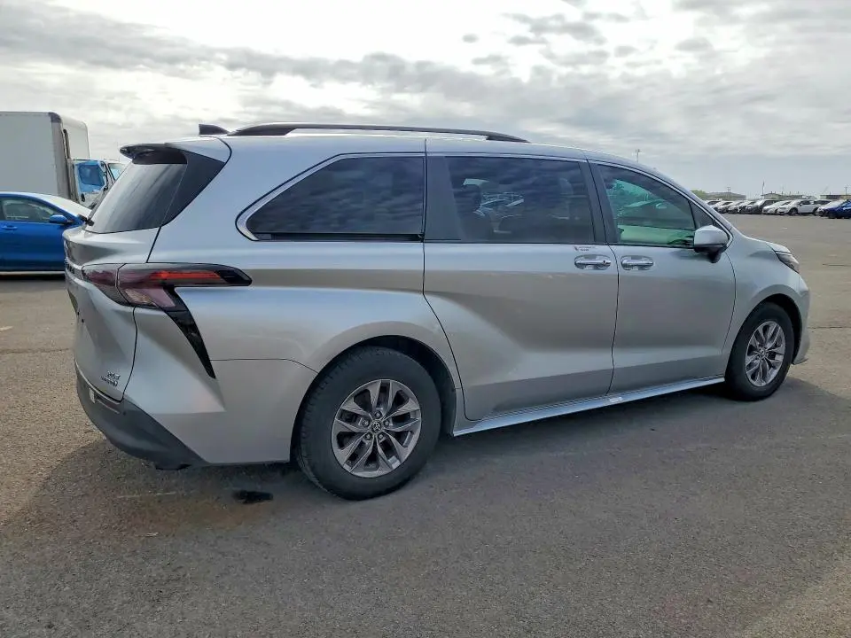 2023 TOYOTA SIENNA XLE  