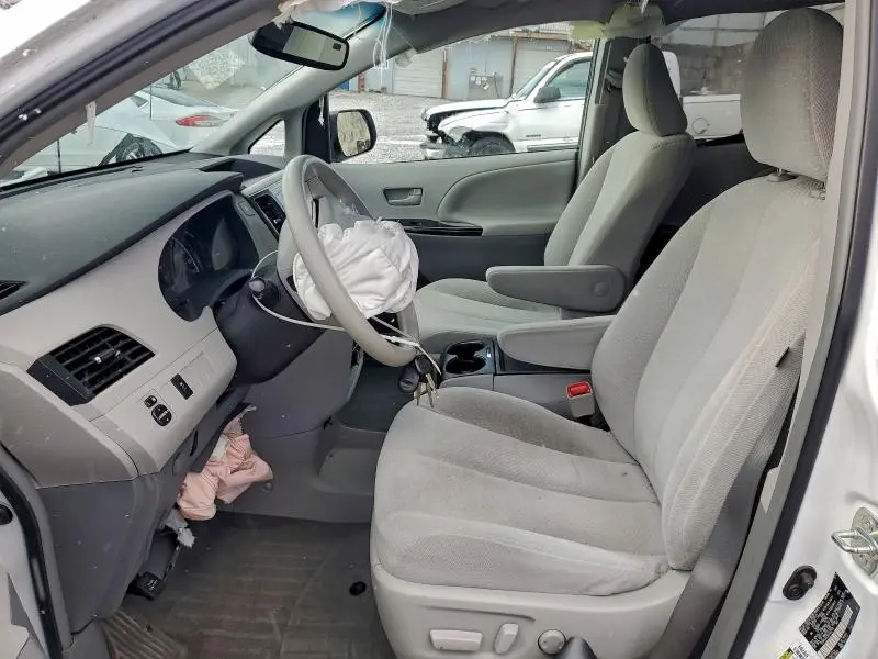 2014 TOYOTA SIENNA LE  