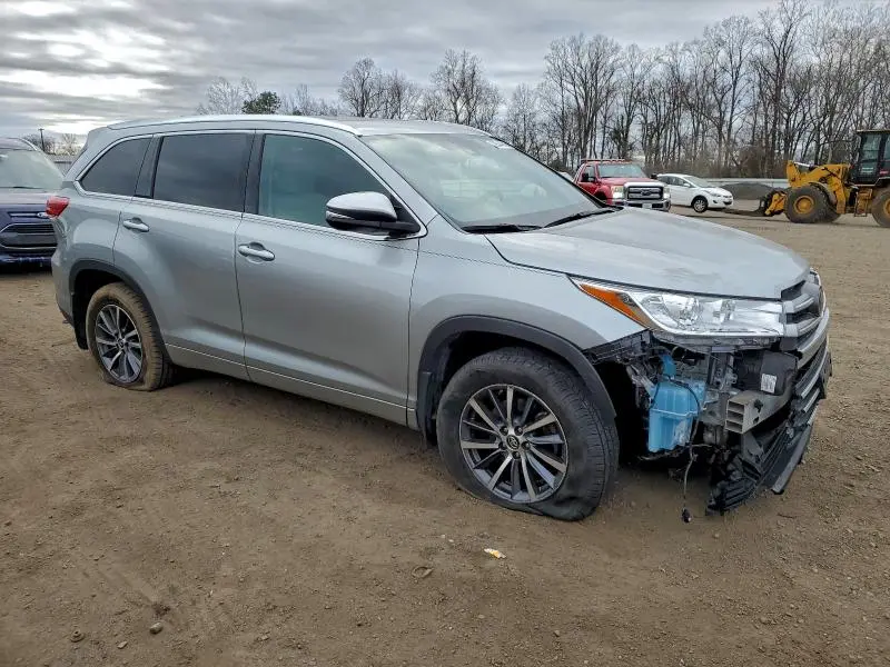 2017 TOYOTA HIGHLANDER SE  