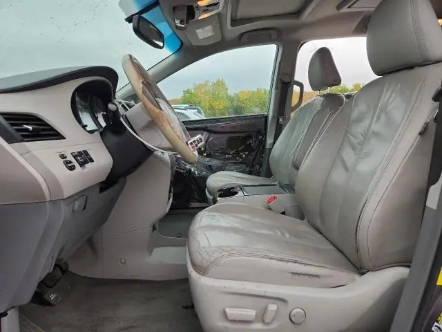 2012 TOYOTA SIENNA XLE  