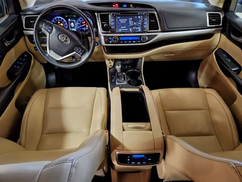 2019 TOYOTA HIGHLANDER SE  