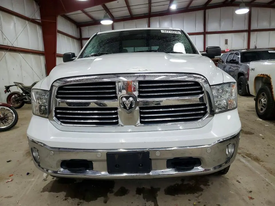 2016 RAM 1500 SLT  