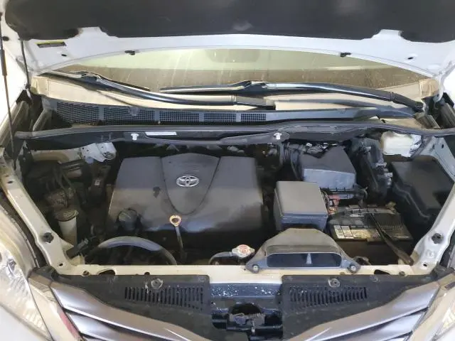 2017 TOYOTA SIENNA XLE  