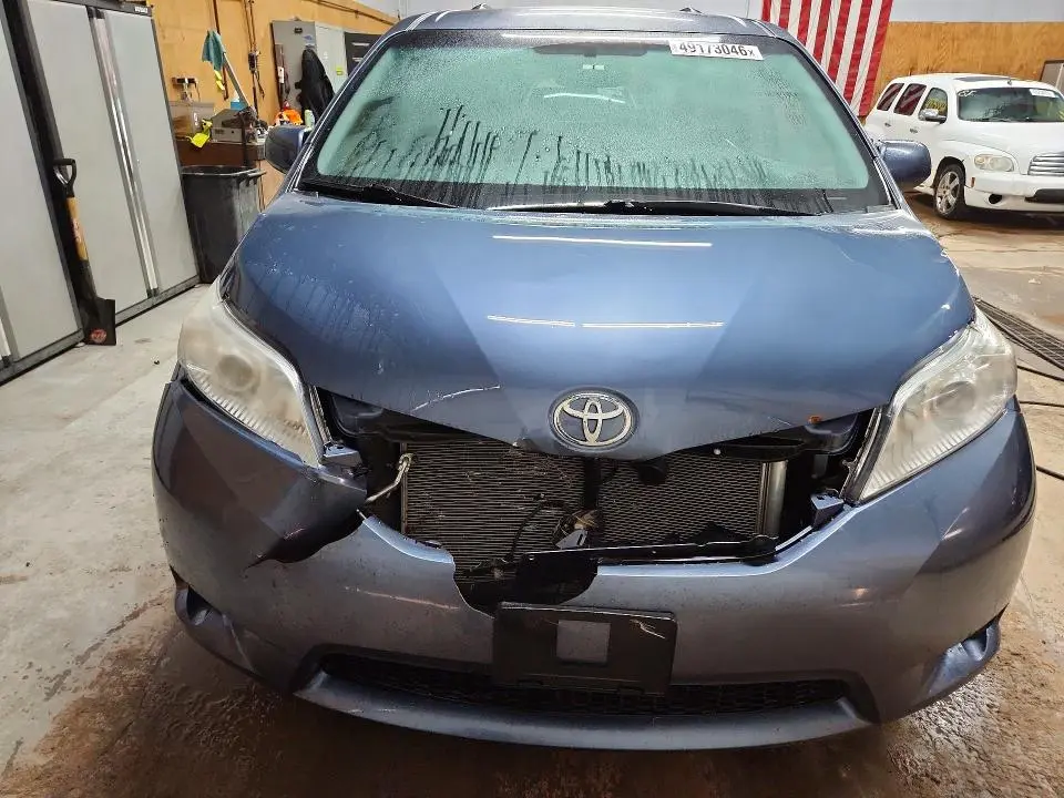 2015 TOYOTA SIENNA LE 8-PASSENGER  