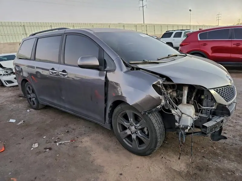 2017 TOYOTA SIENNA SE  
