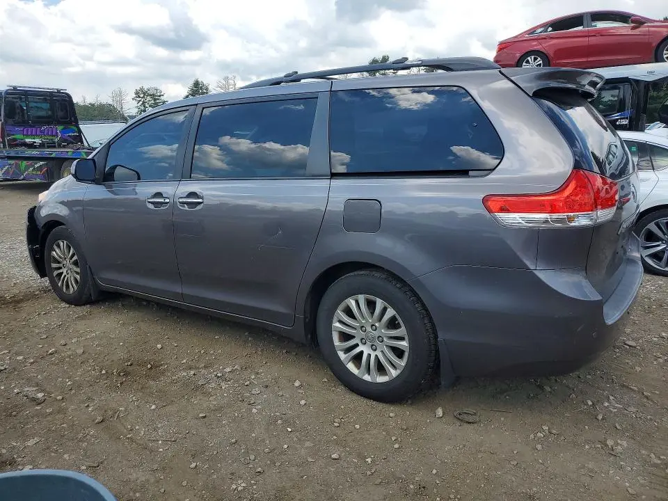 2013 TOYOTA SIENNA XLE 8-PASSENGER  