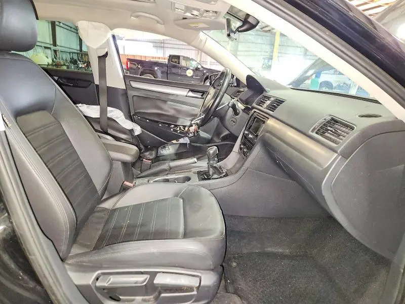 2015 VOLKSWAGEN PASSAT SE  