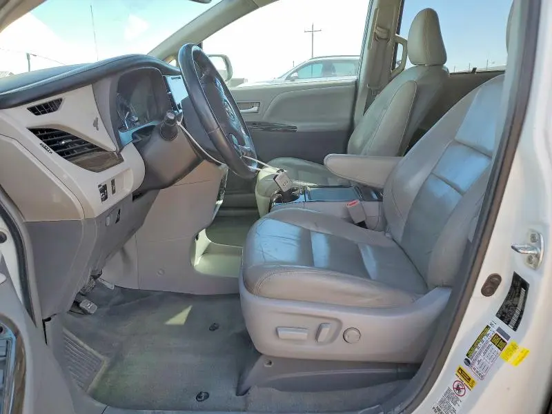 2017 TOYOTA SIENNA XLE  