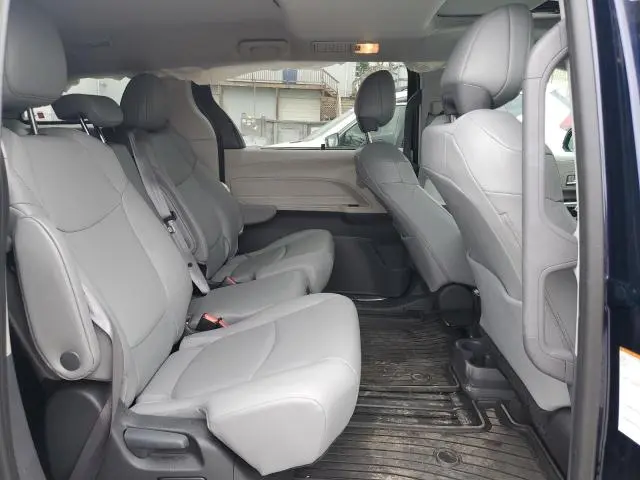 2024 TOYOTA SIENNA XLE  