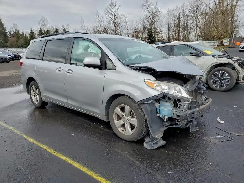 2015 TOYOTA SIENNA LE  