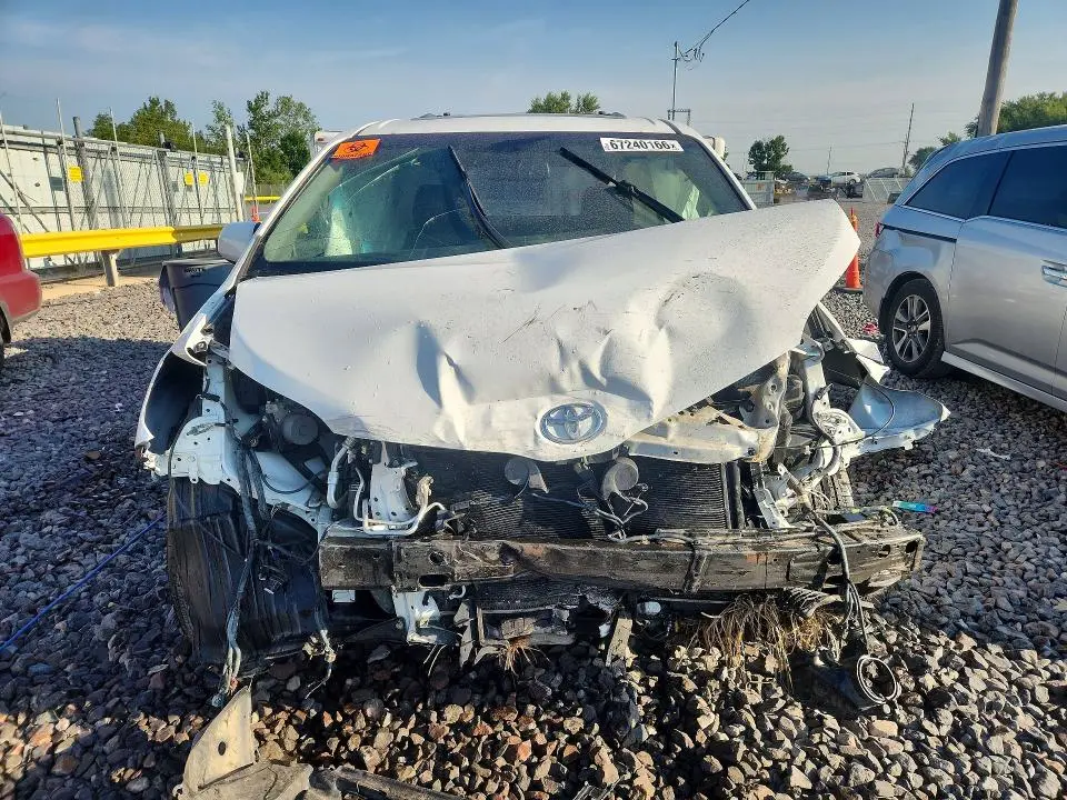 2017 TOYOTA SIENNA SE  