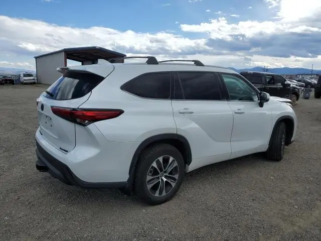 2022 TOYOTA HIGHLANDER XLE  