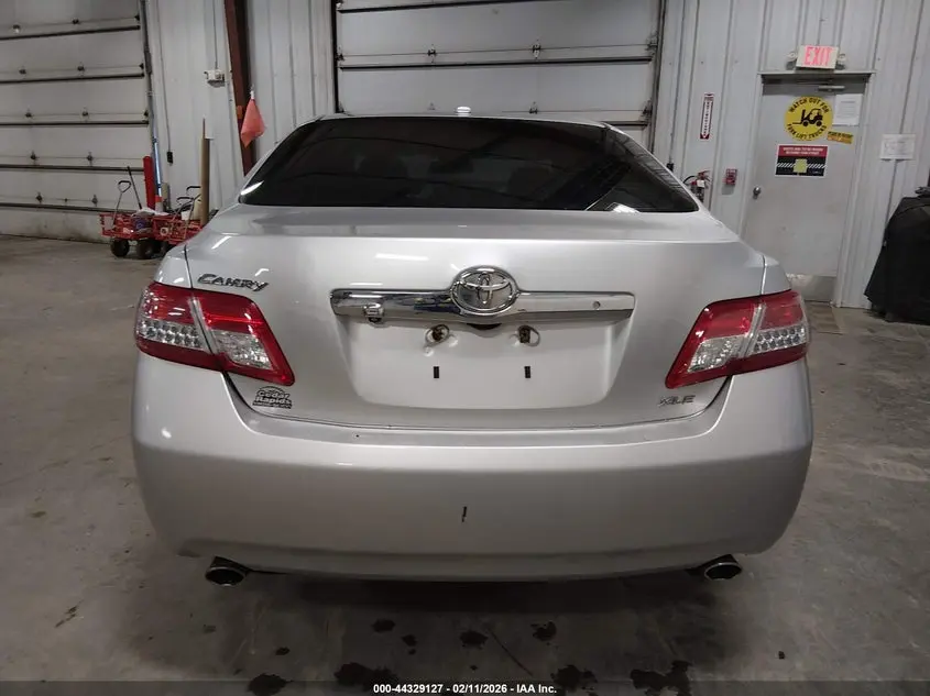 2011 TOYOTA CAMRY XLE V6
