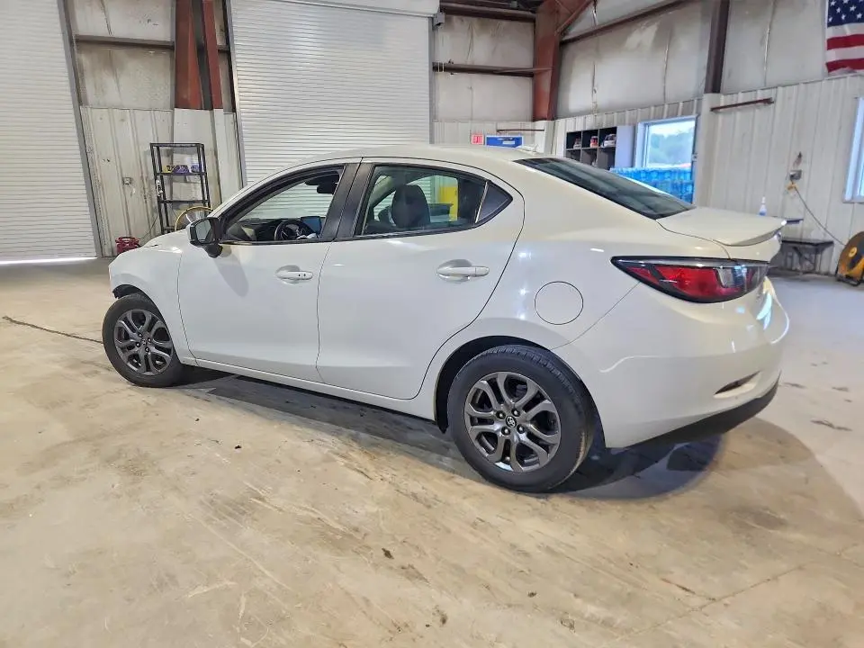 2019 TOYOTA YARIS XLE  