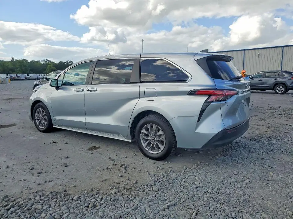 2021 TOYOTA SIENNA LE 8-PASSENGER  