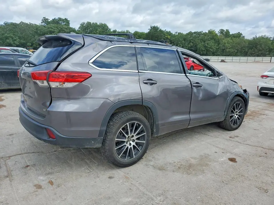 2018 TOYOTA HIGHLANDER SE  
