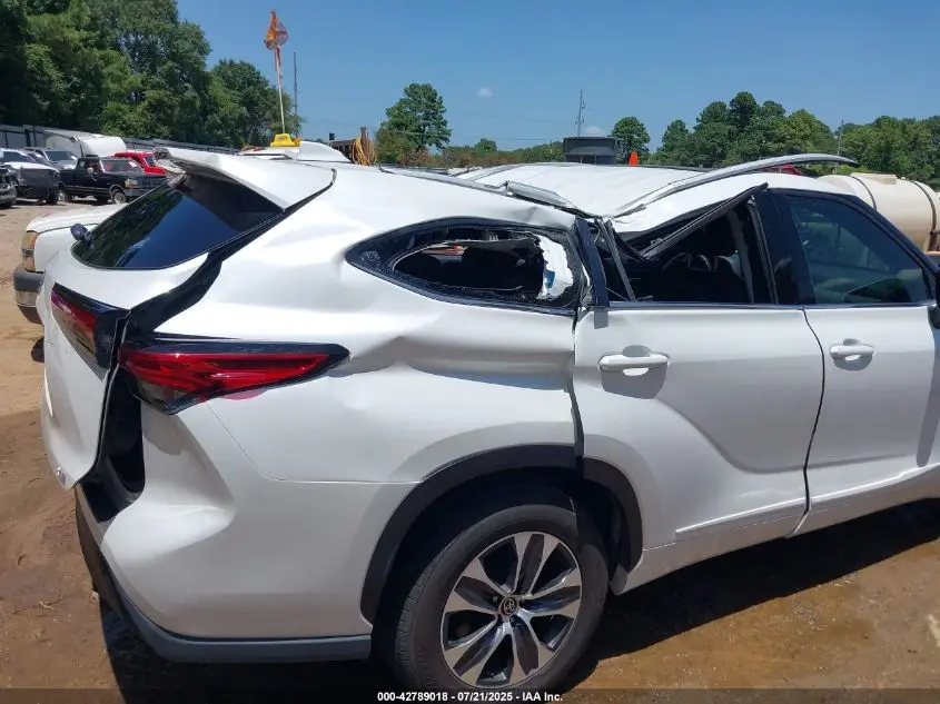2022 TOYOTA HIGHLANDER XLE